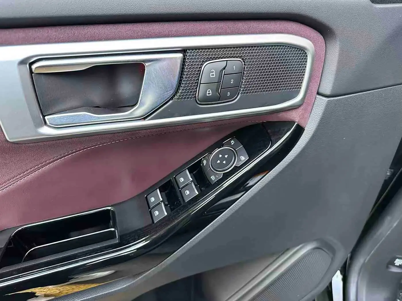 Ford Explorer 2023 — Photo 14/16