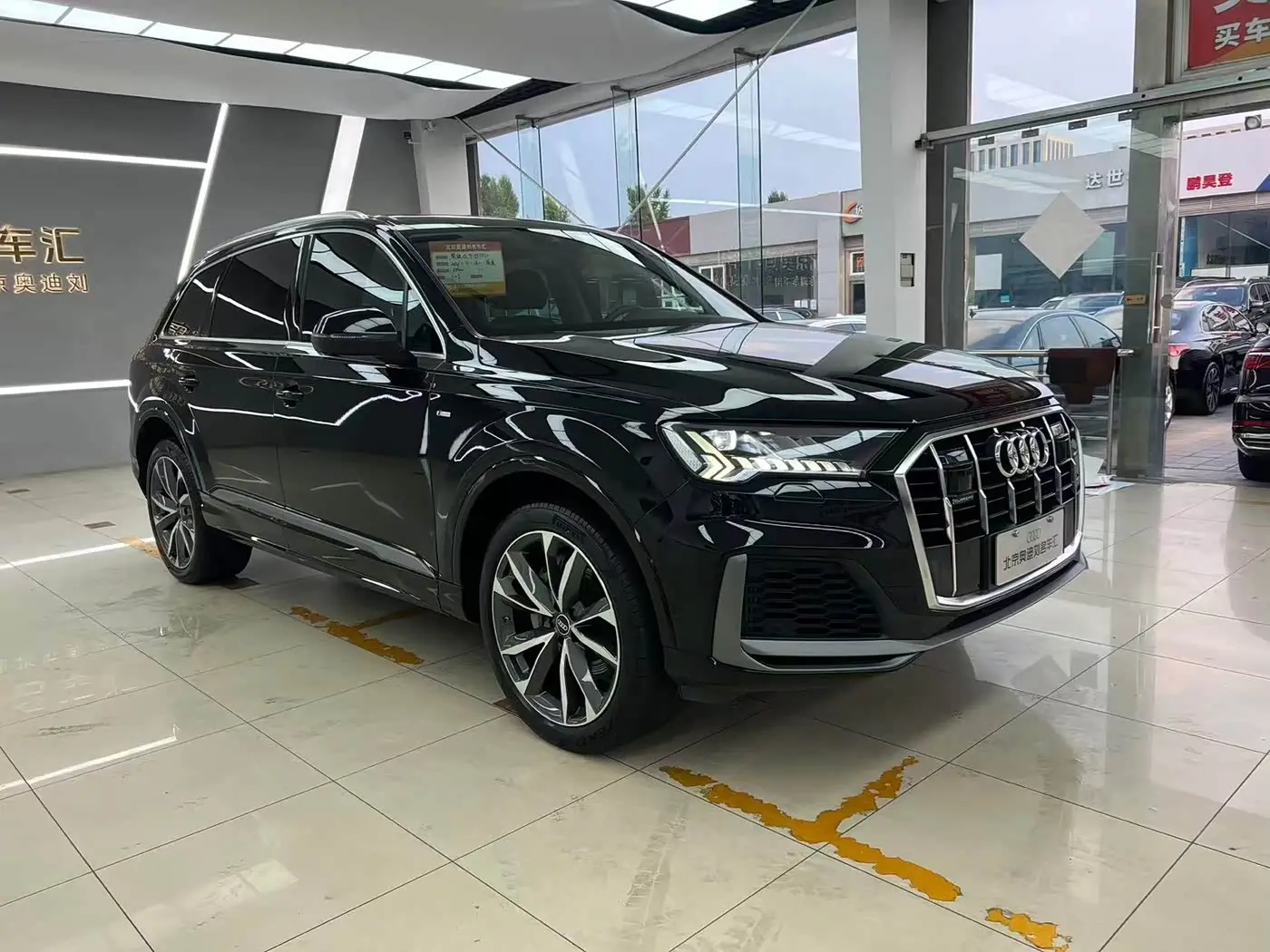 Audi Q7 2021 — Photo 2/19