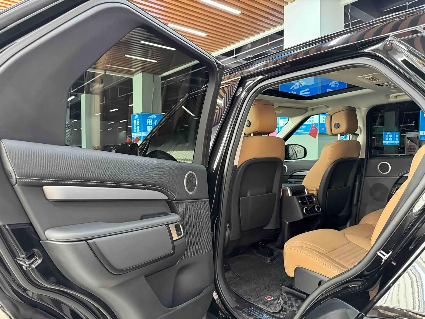 Land Rover Discovery 2024 — Фото 13/17