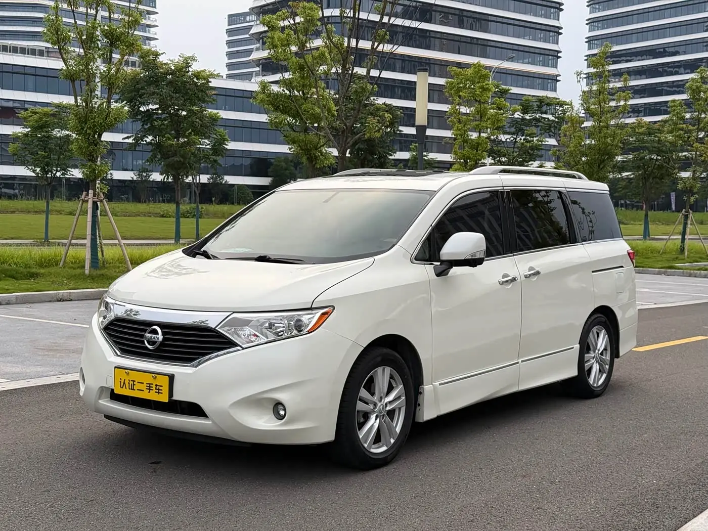Nissan Quest 2017 — Photo 3/18