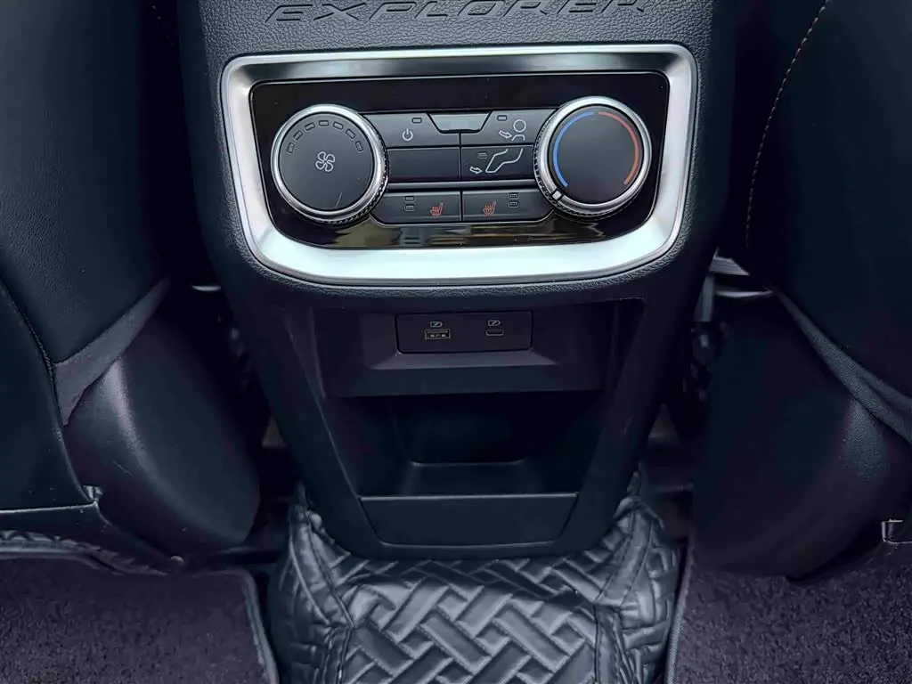 Ford Explorer 2023 — Photo 15/20