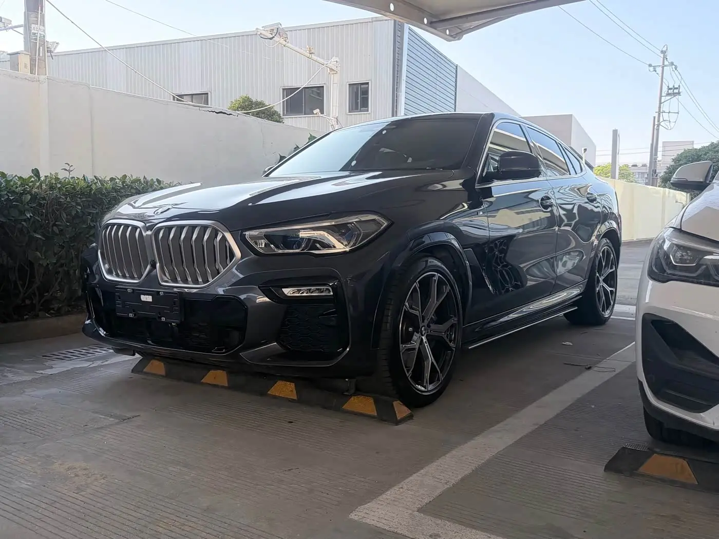 BMW X6 2021 — Фото 1/12