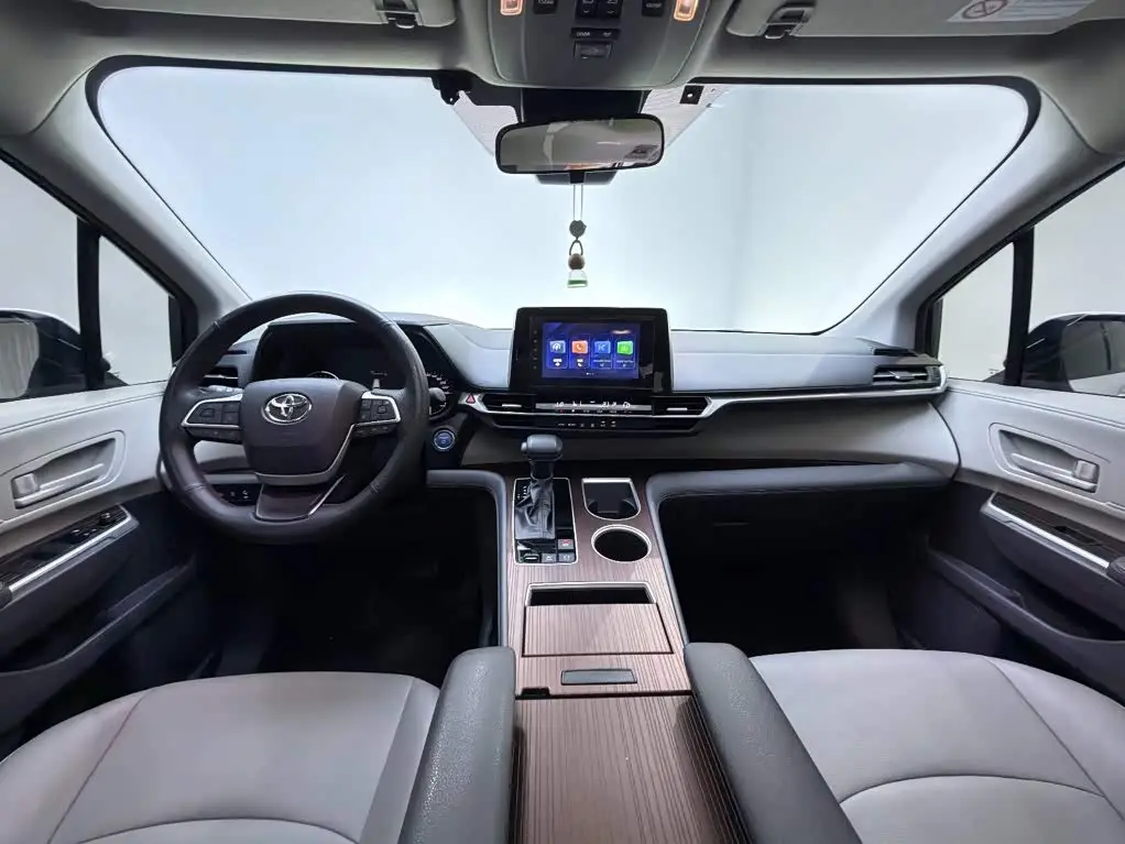 Toyota Granvia 2024 — Photo 6/17