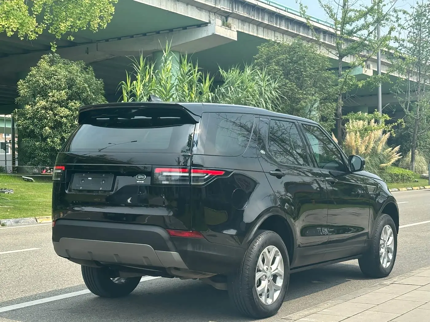 Land Rover Discovery 2019 — Фото 6/20