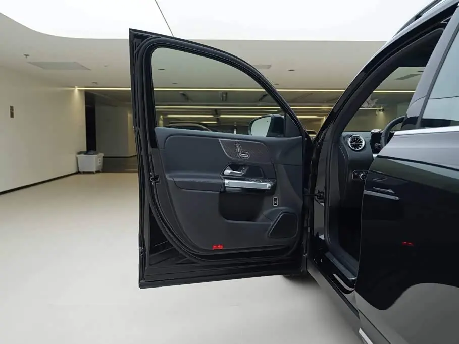 Mercedes-Benz GLB 2023 — Фото 14/19