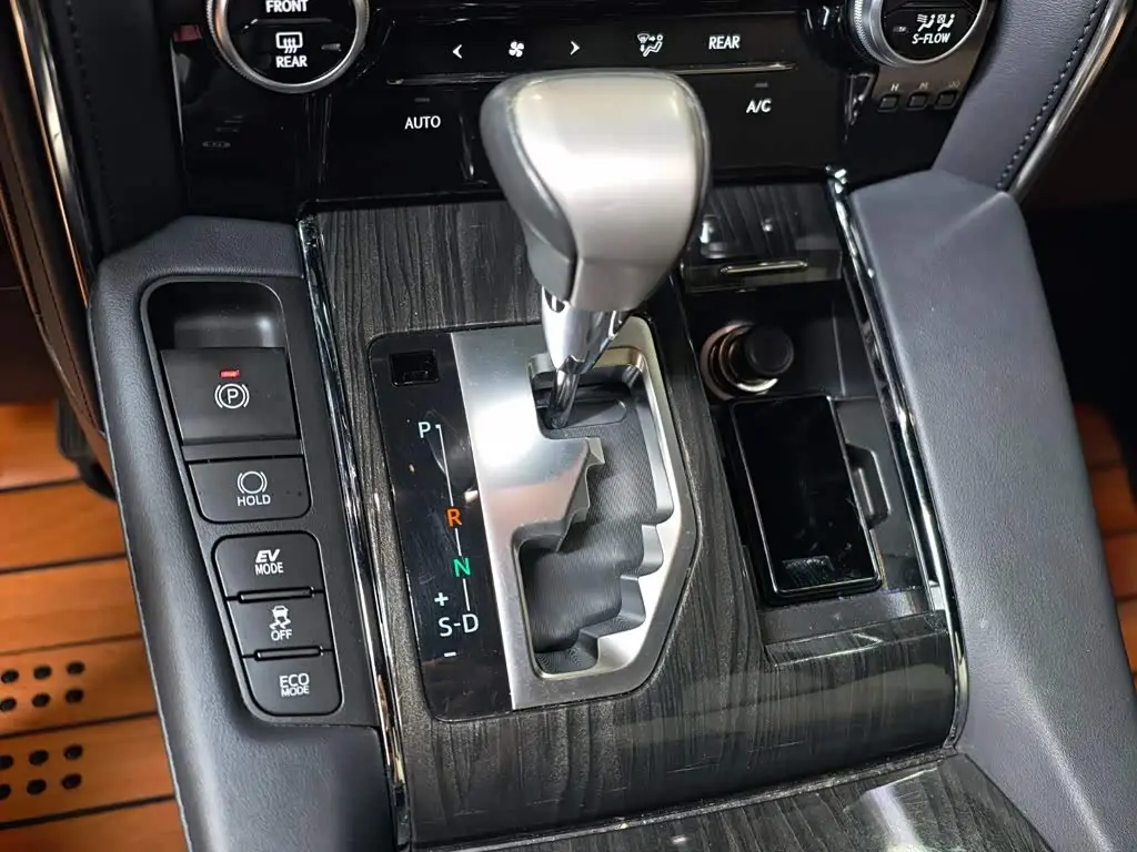 Lexus LM 2021 — Photo 16/20