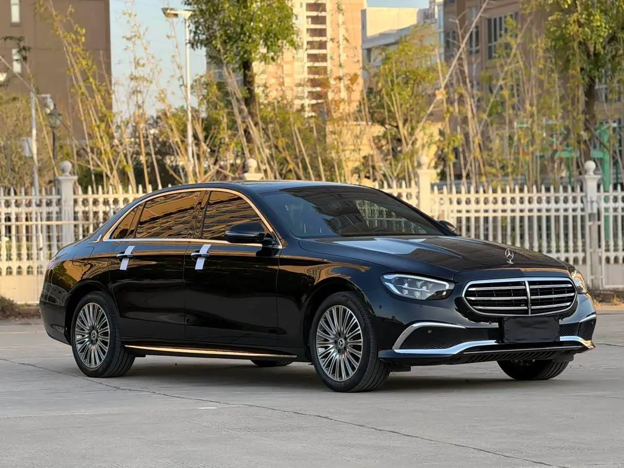Mercedes-Benz E-Class 2023 — Photo 2/15