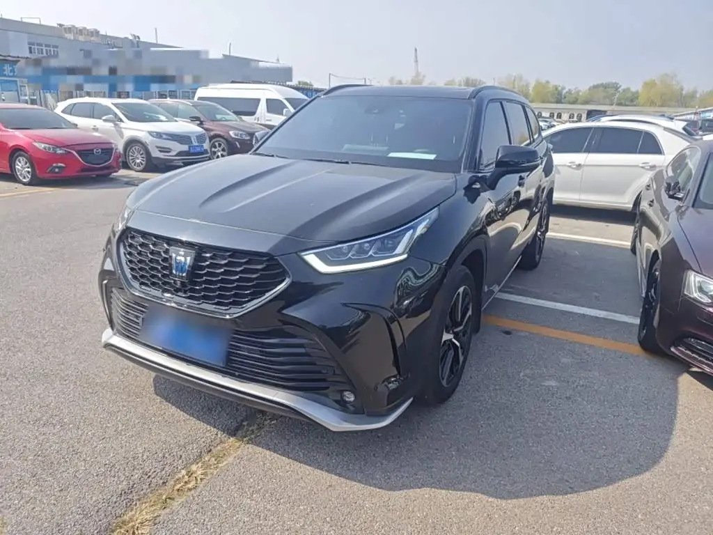 Toyota Crown Kluger 2023 — Photo 8/20