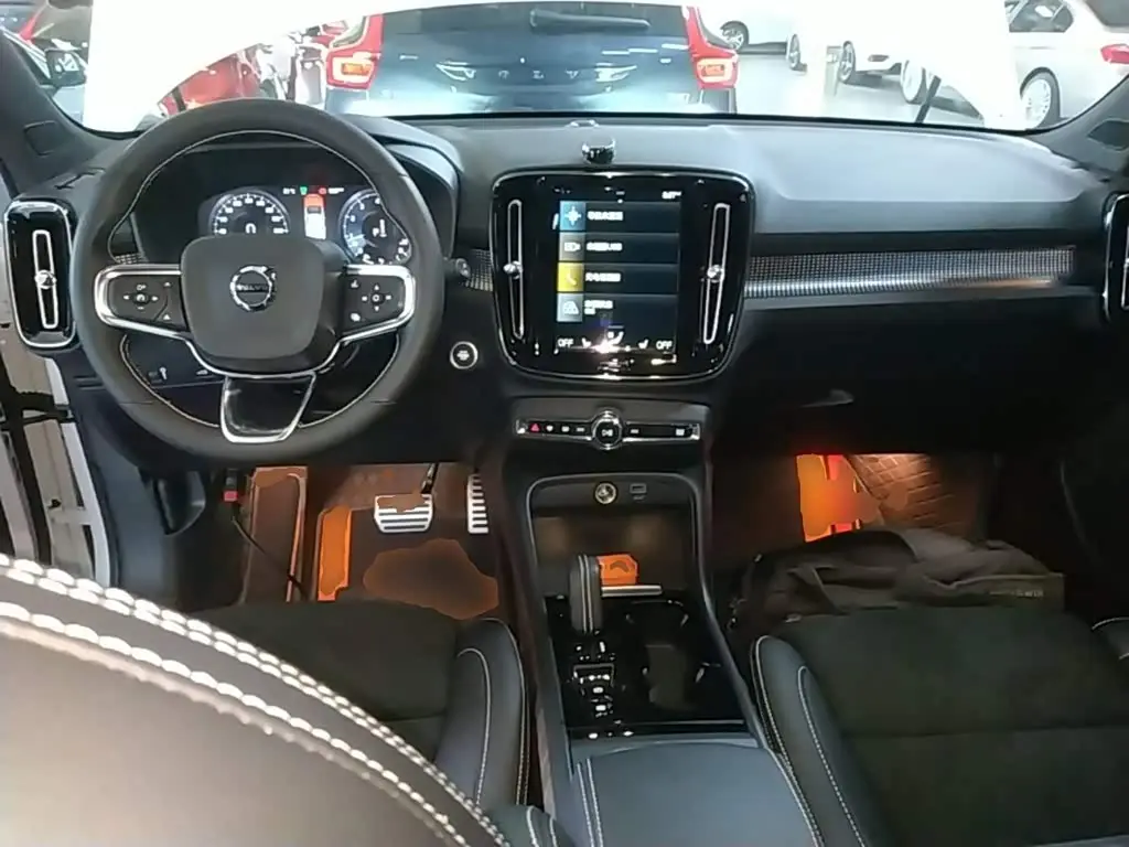 Volvo XC40 2021 — Фото 10/20