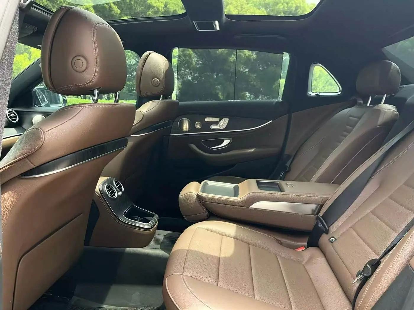 Mercedes-Benz E-Class 2022 — Фото 6/9