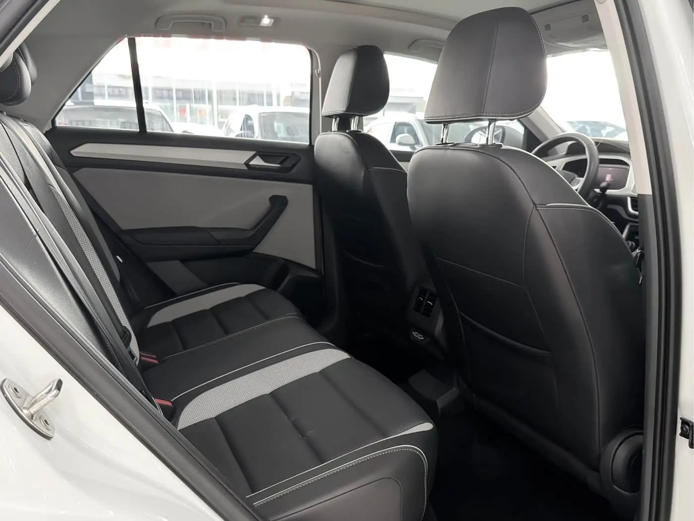 Volkswagen T-ROC 2023 — Photo 12/16