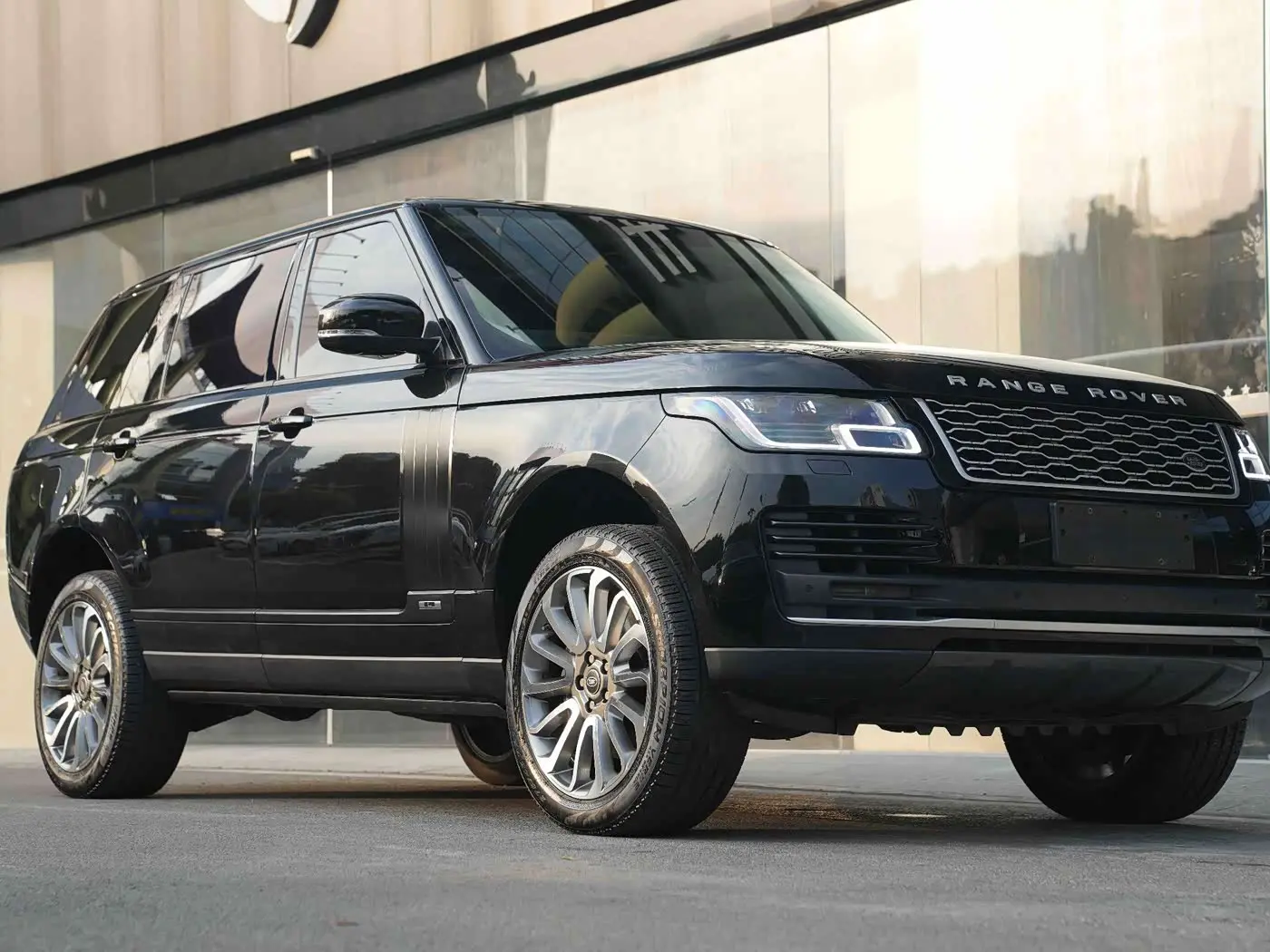 Land Rover Range Rover 2019 — Photo 2/12