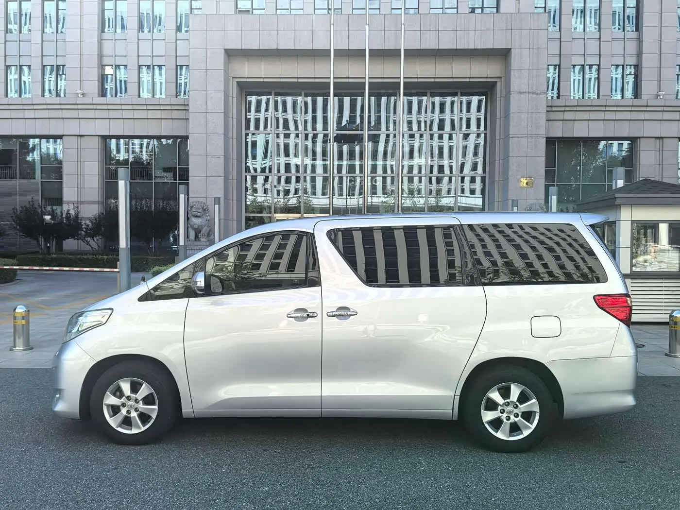 Toyota Alphard 2010 — Photo 2/20