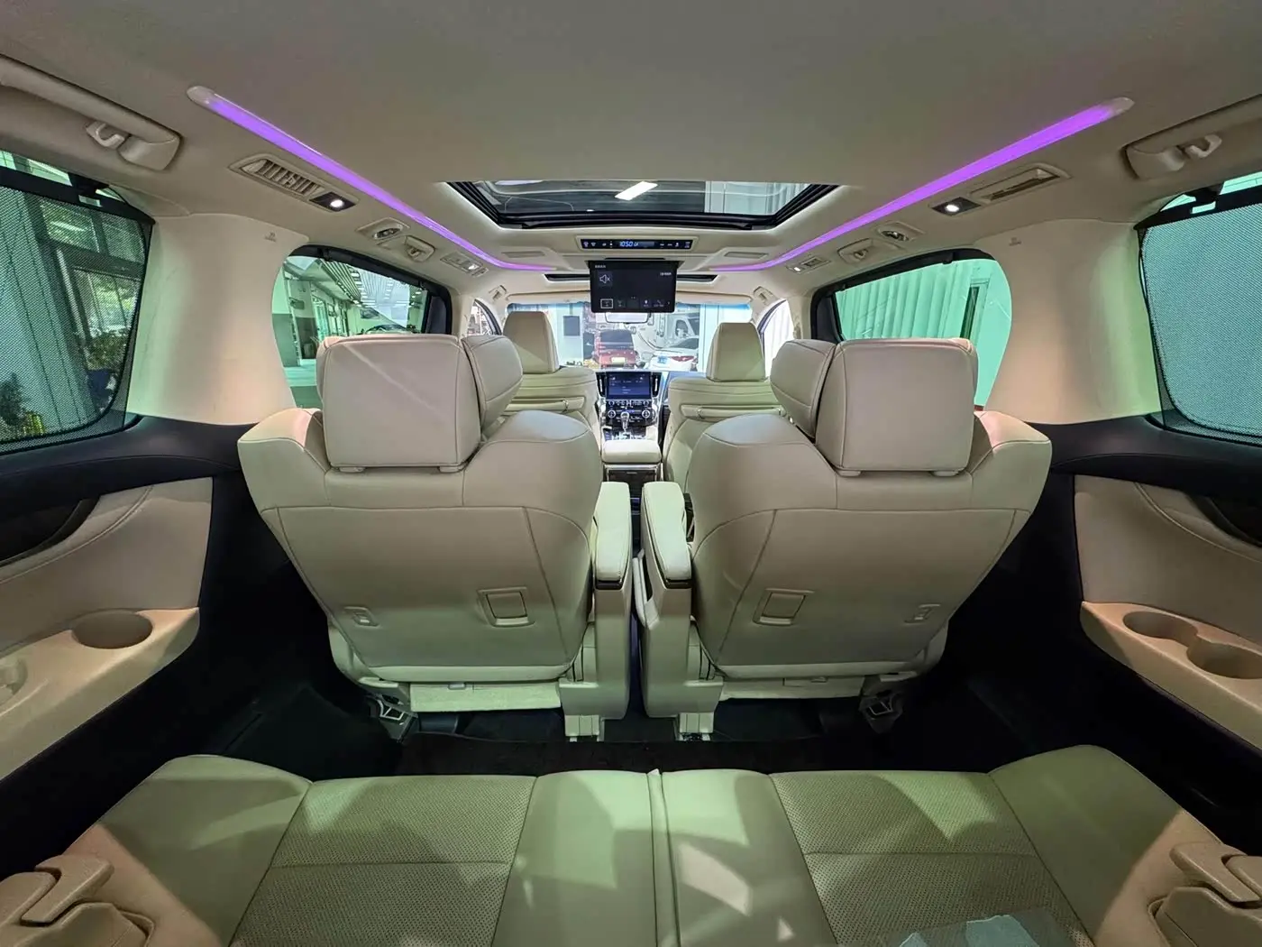 Toyota Alphard 2022 — Photo 10/17