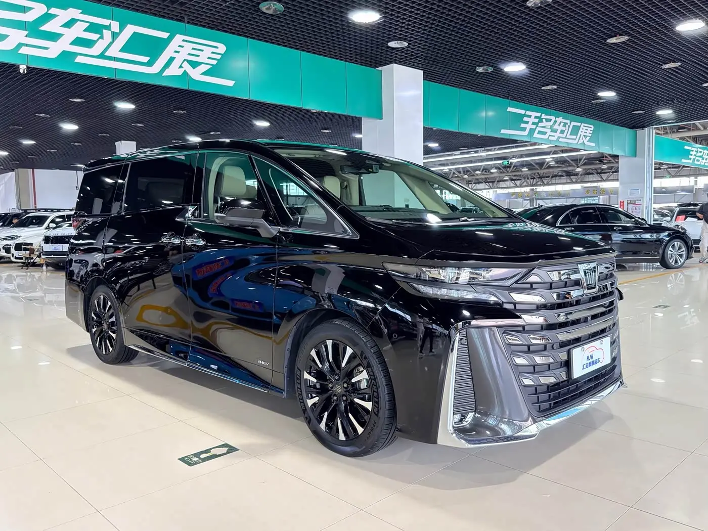 Toyota Vellfire 2023 — ფოტო 3/15