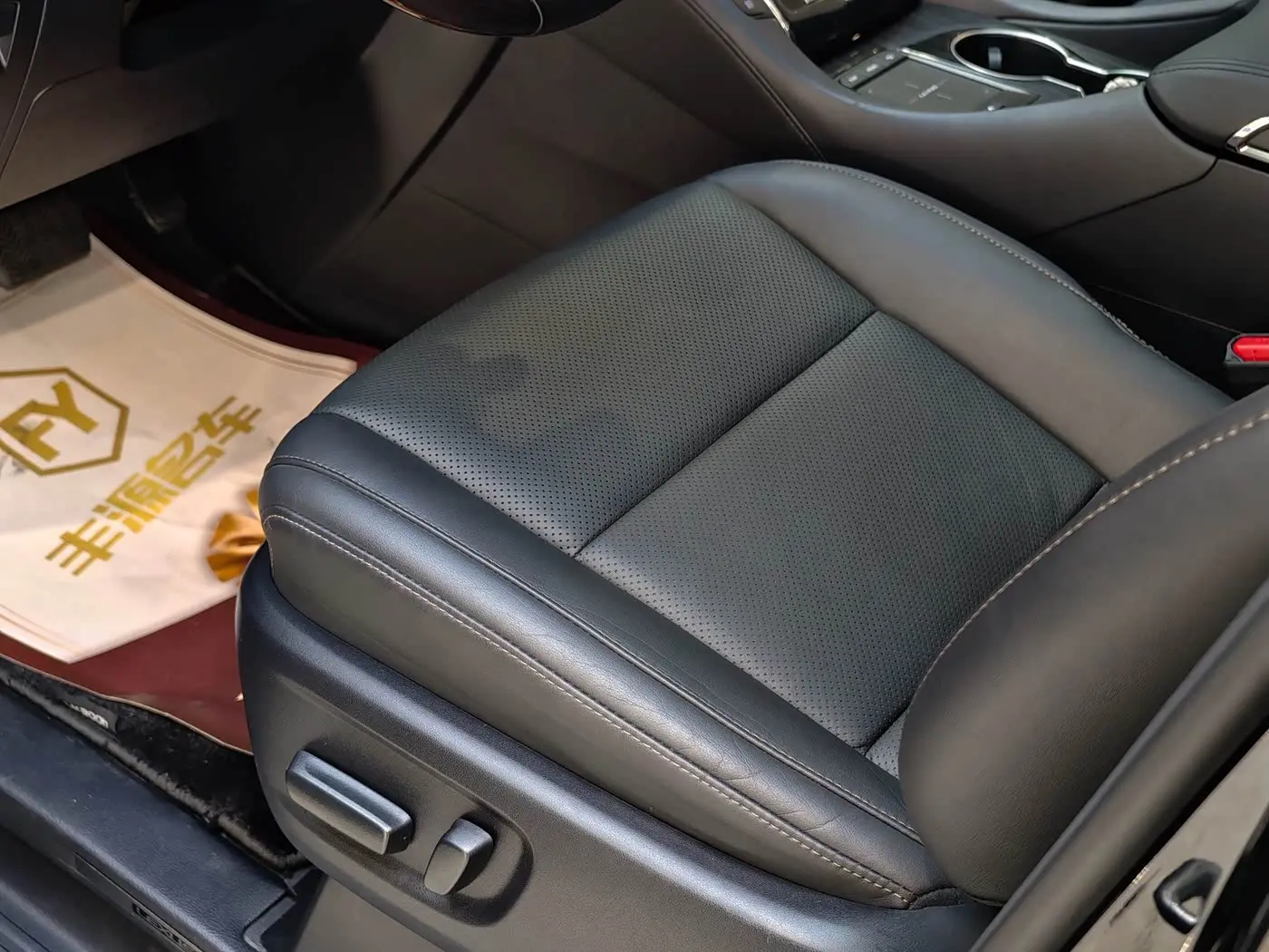 Lexus LM 2022 — Photo 7/20