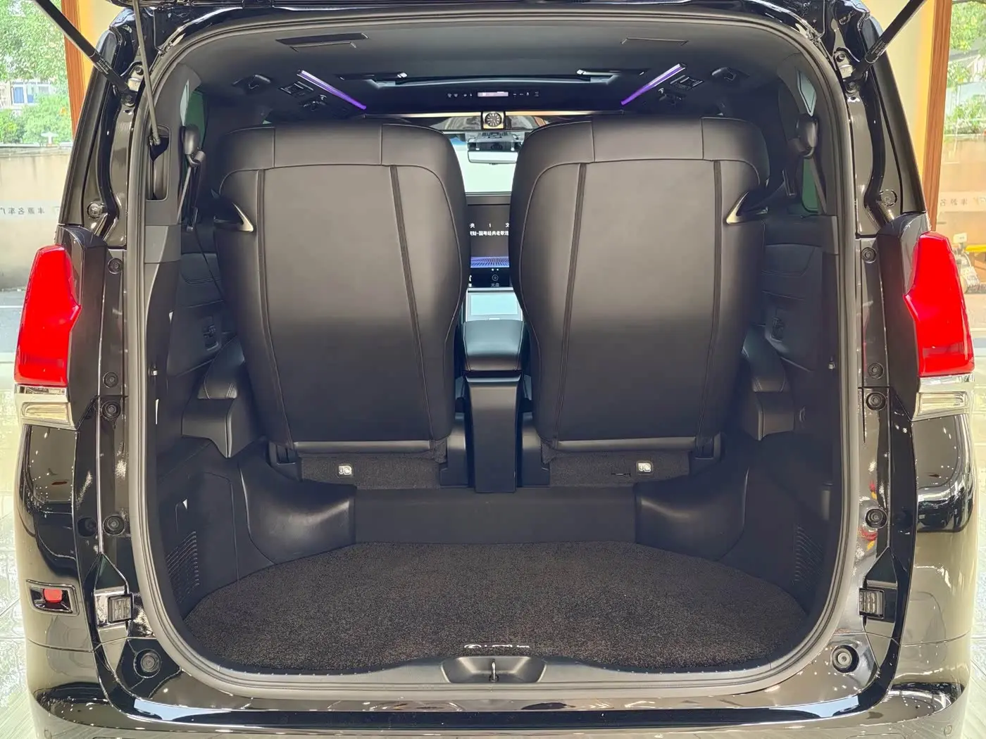 Lexus LM 2022 — Photo 19/20