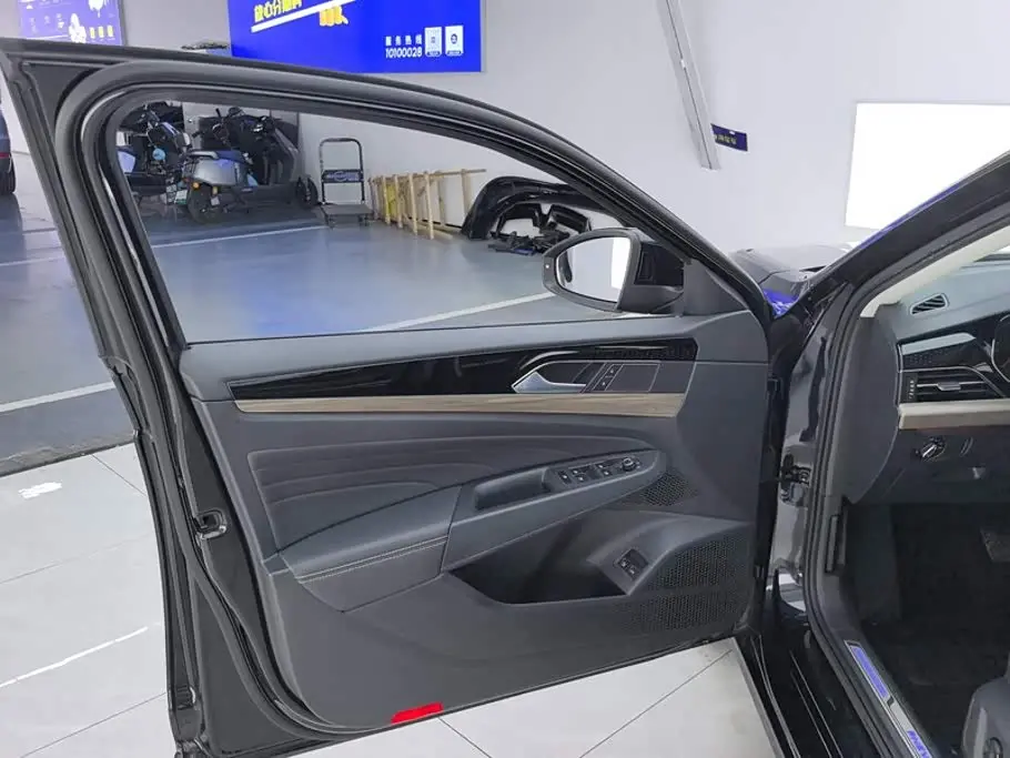 Volkswagen Passat New Energy 2020 — Photo 7/16