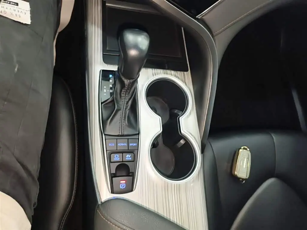 Toyota Camry 2021 — Photo 14/20