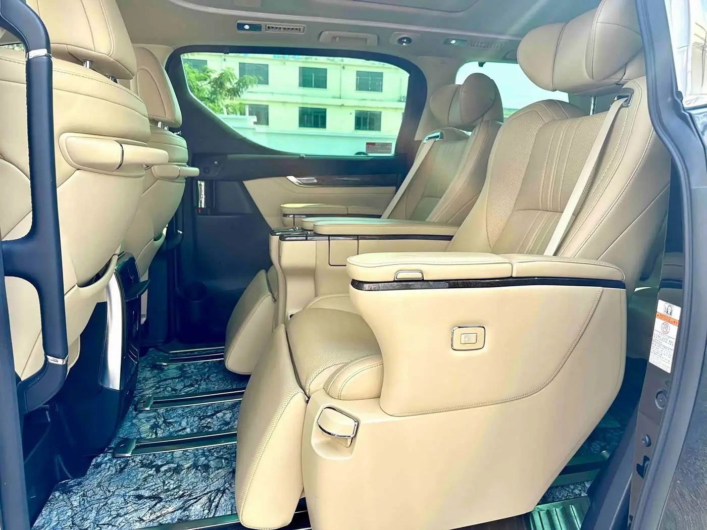 Toyota Vellfire 2022 — Photo 5/12
