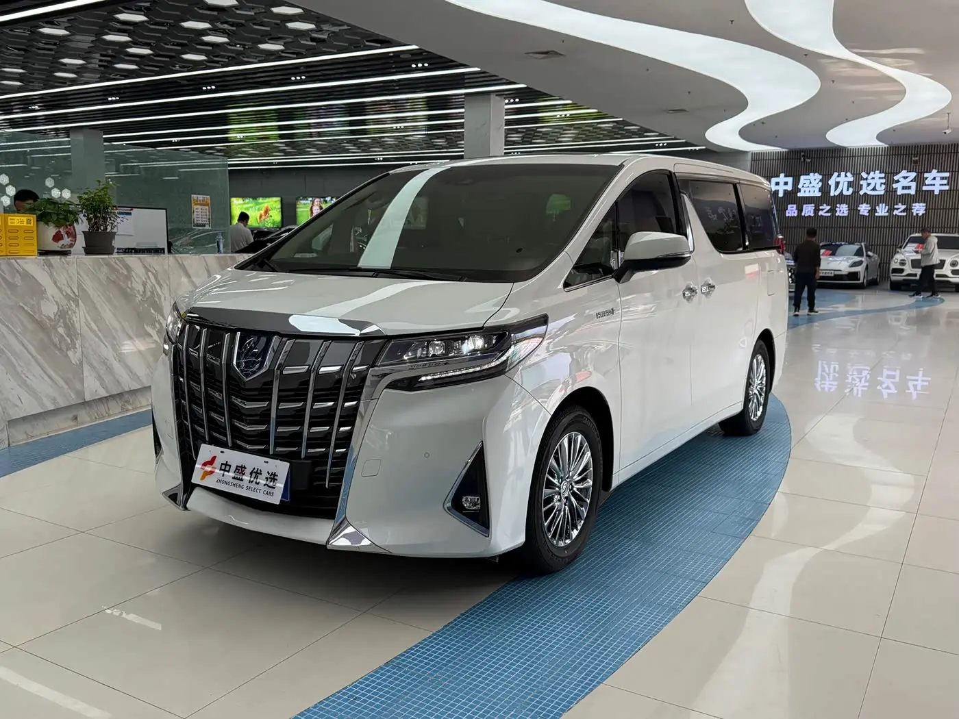 Toyota Alphard 2022 — Photo 1/20