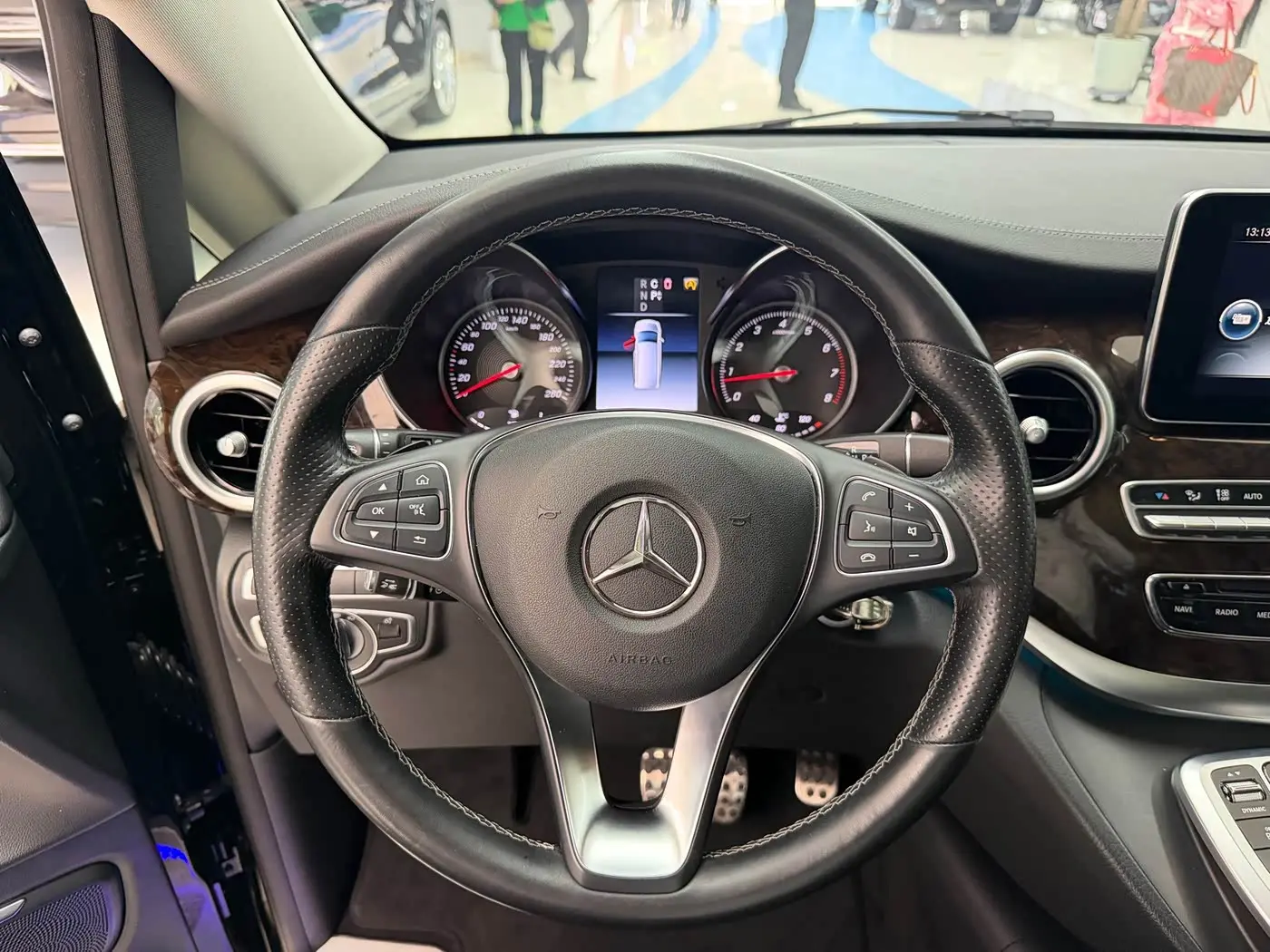 Mercedes-Benz V-Class 2020 — Photo 7/20