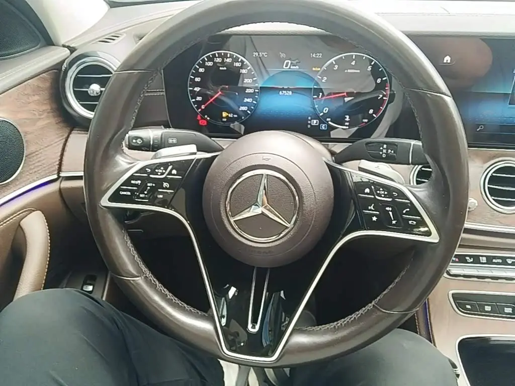 Mercedes-Benz E-Class 2023 — Photo 11/20