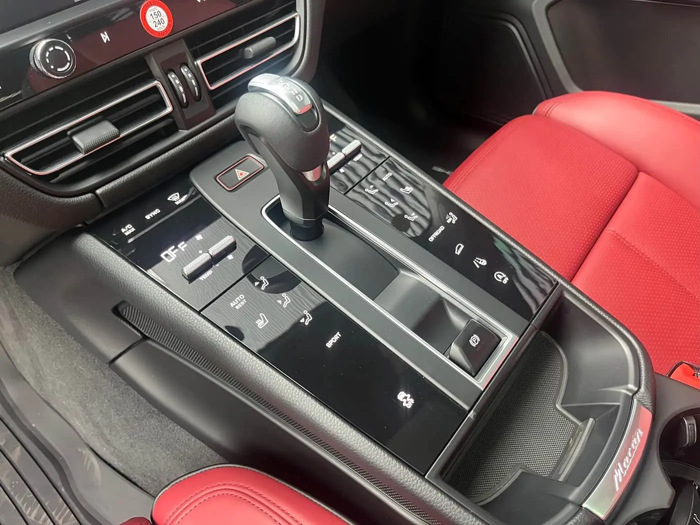 Porsche Macan 2023 — Photo 16/18