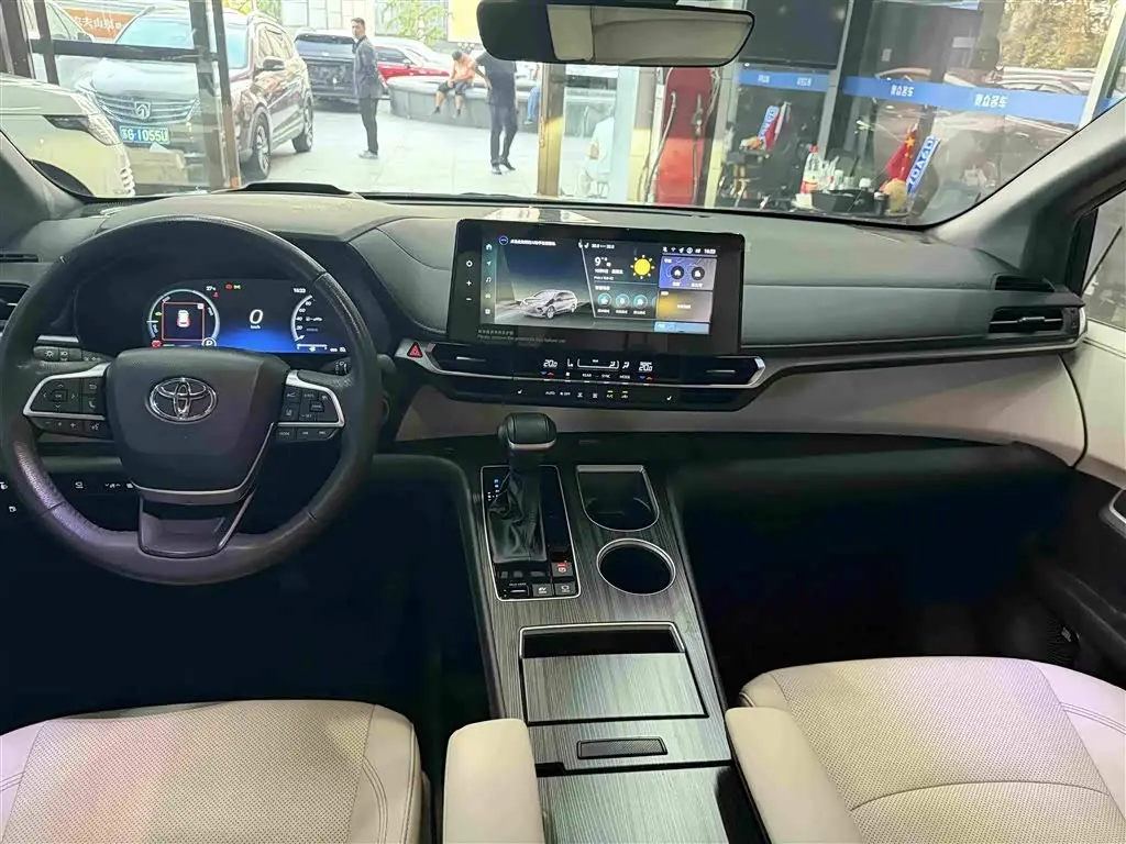 Toyota Granvia 2024 — Photo 14/18