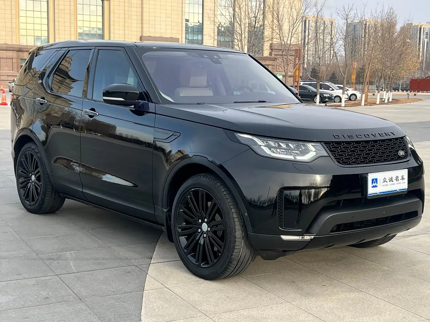 Land Rover Discovery 2017 — Фото 3/9