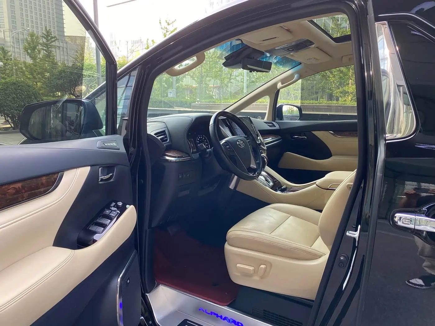 Toyota Alphard 2023 — Photo 7/20