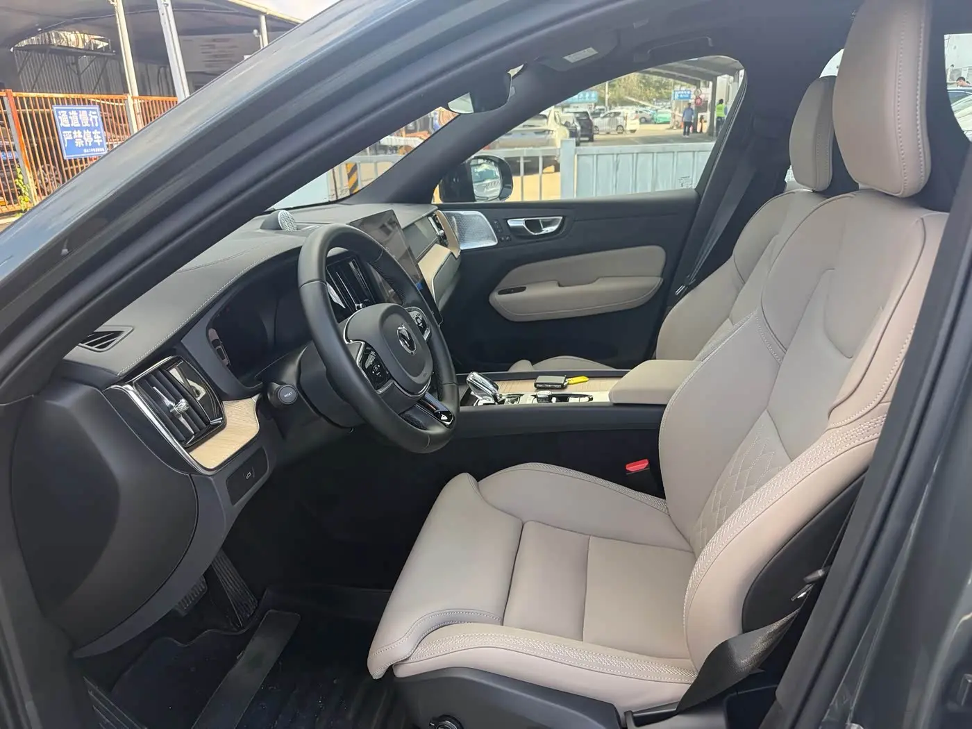 Volvo XC60 2025 — Фото 11/19