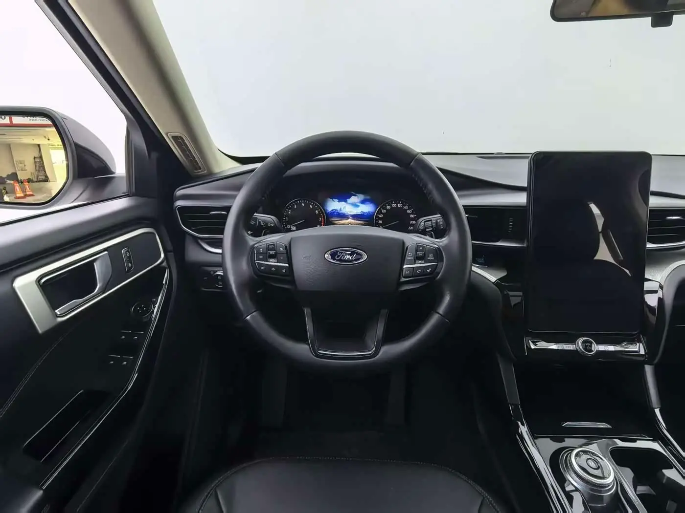 Ford Explorer 2021 — Photo 13/20