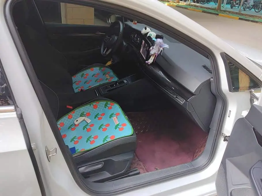 Volkswagen Golf 2023 — Photo 8/16