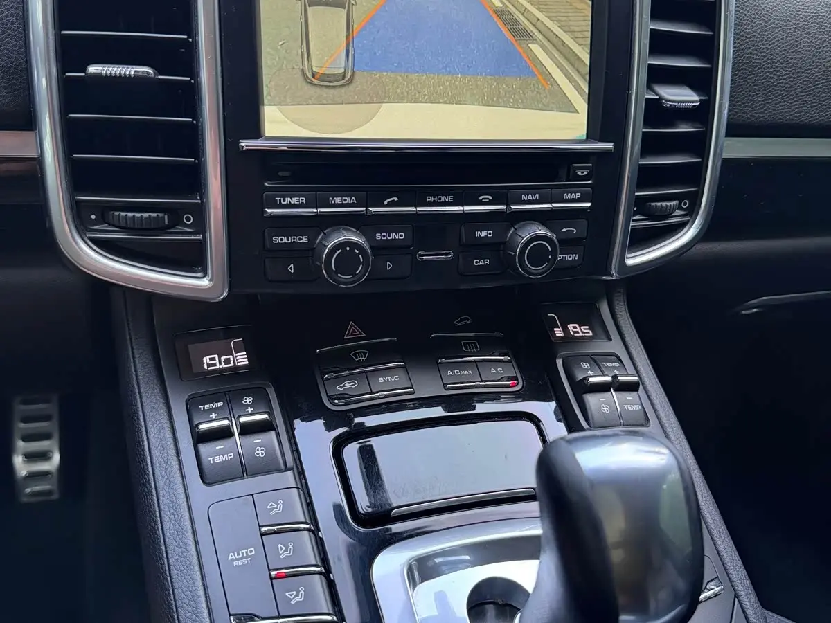 Porsche Cayenne 2016 — Şəkil 15/16