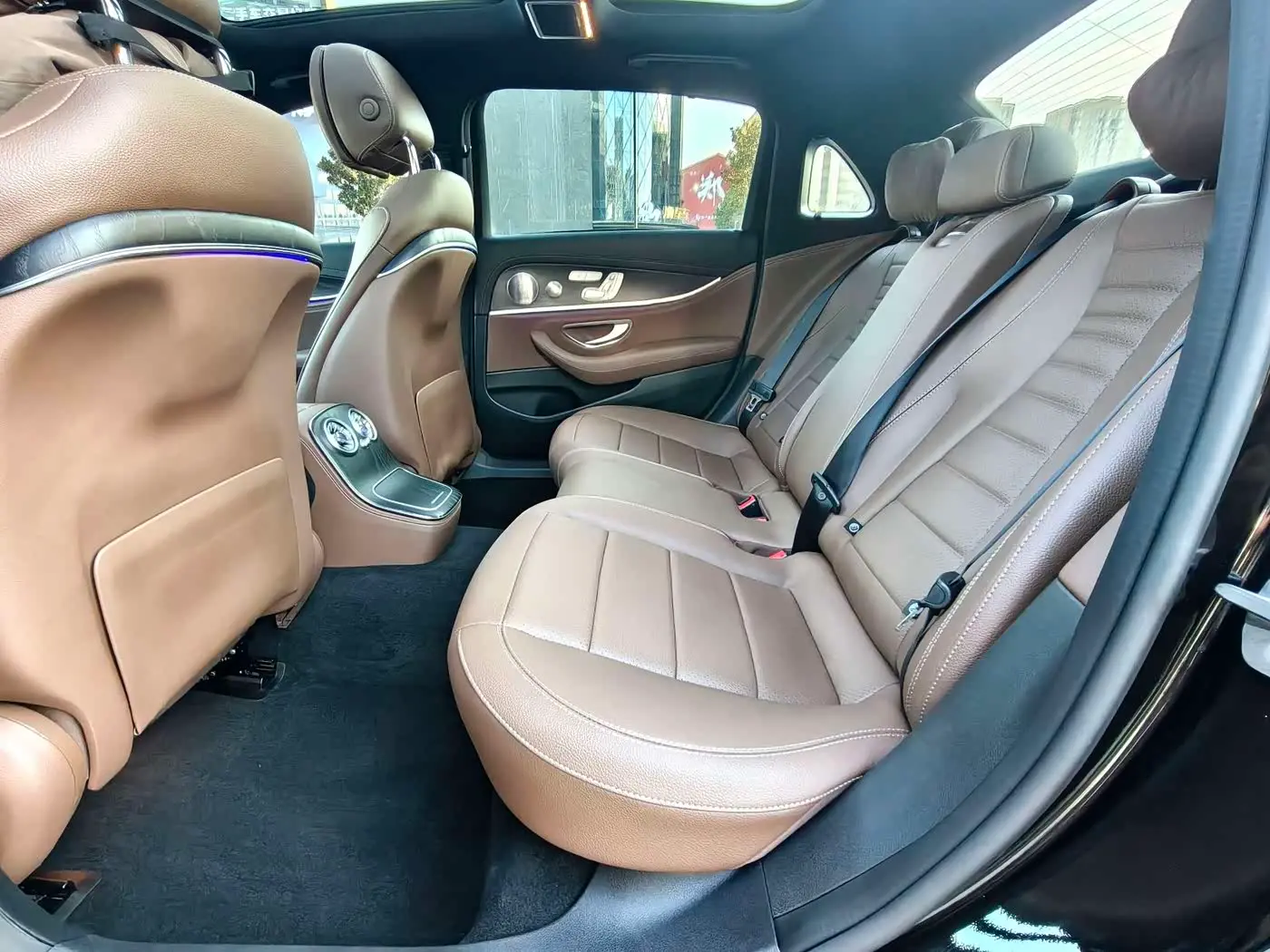 Mercedes-Benz E-Class 2023 — Фото 16/17