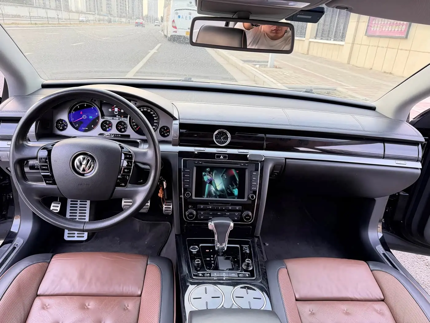 Volkswagen Phaeton 2016 — Photo 13/18