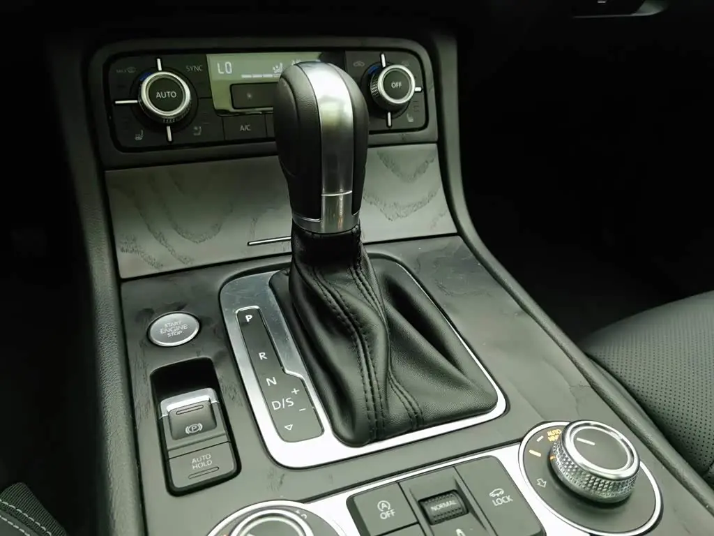 Volkswagen Touareg 2016 — Şəkil 13/20