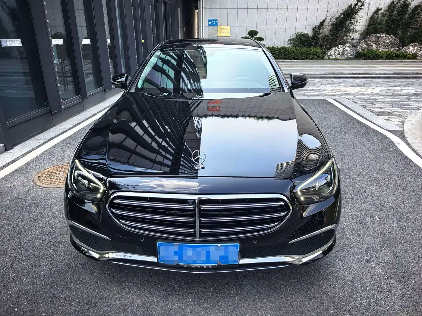 Mercedes-Benz E-Class 2023 — Photo 2/8