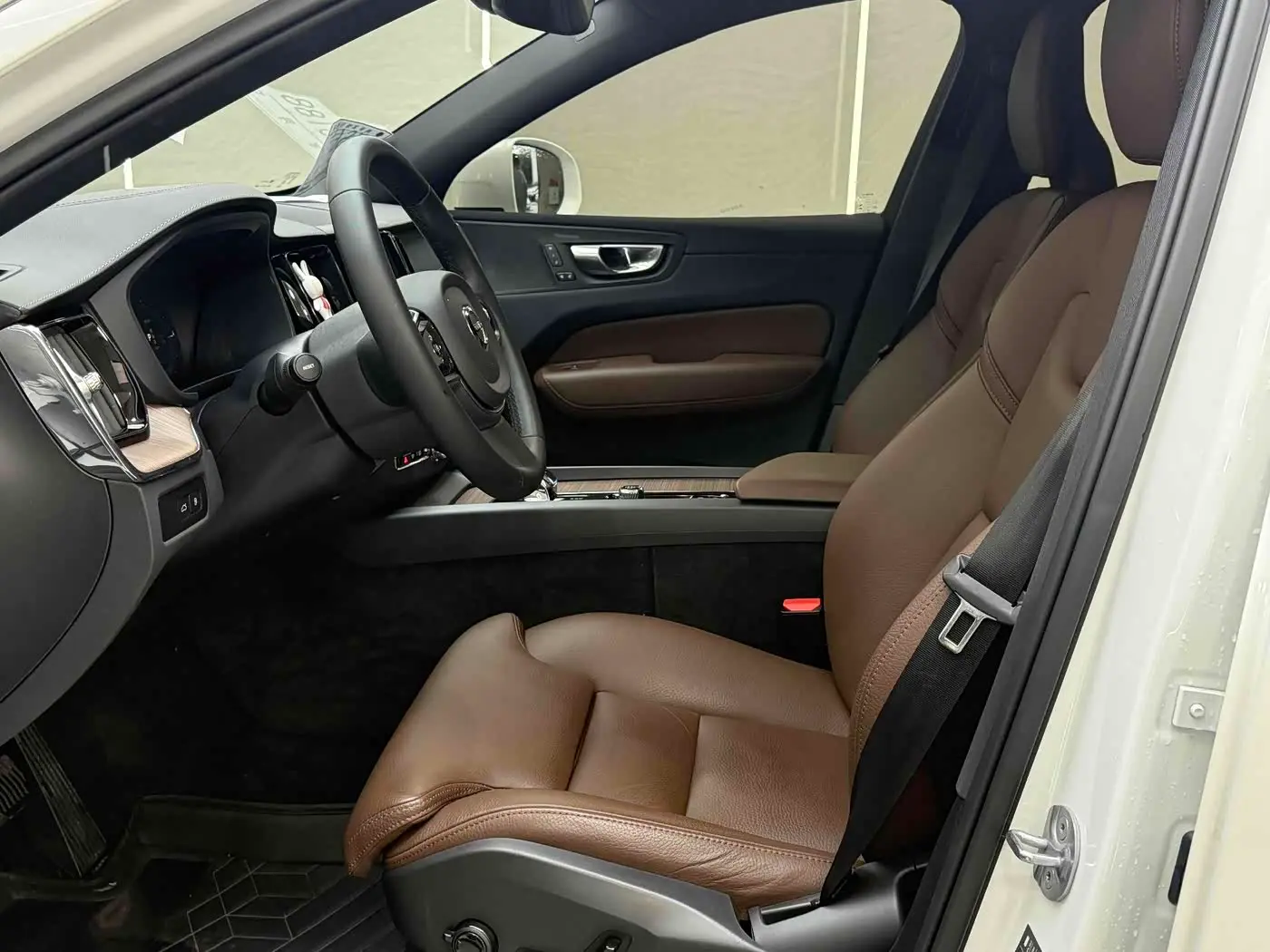 Volvo XC60 Plug-in Hybrid 2024 — Фото 17/20