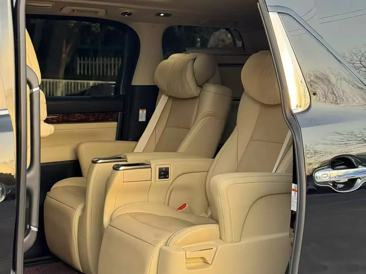 Toyota Alphard 2022 — Фото 6/9