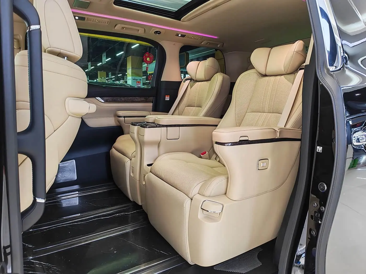 Toyota Alphard 2023 — Photo 6/20