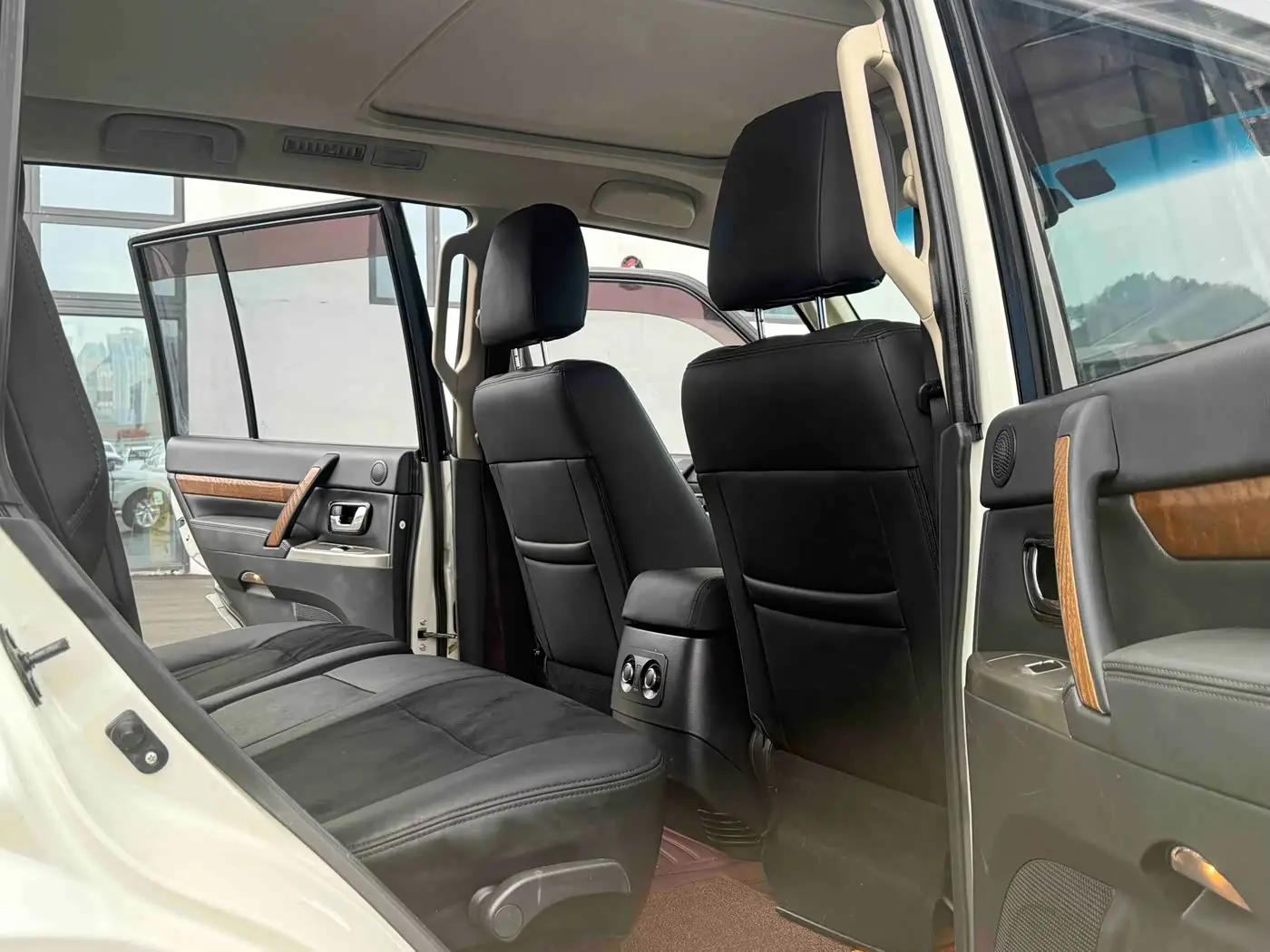 Mitsubishi Pajero 2019 — Photo 8/19