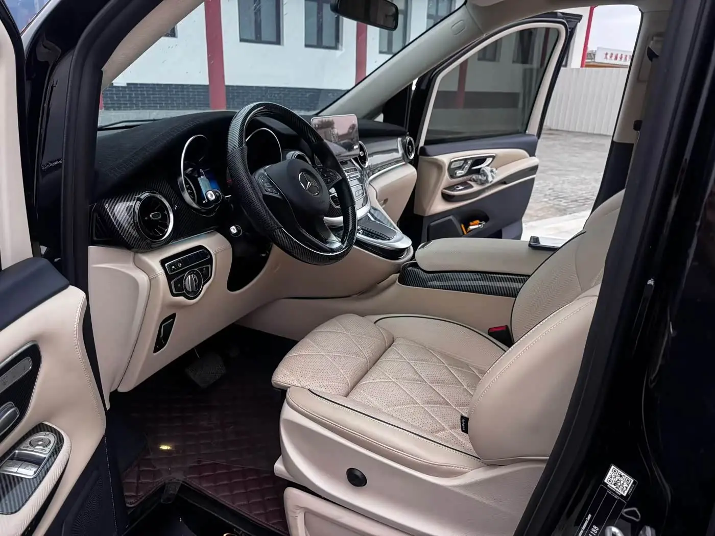 Mercedes-Benz V-Class 2024 — Photo 12/16