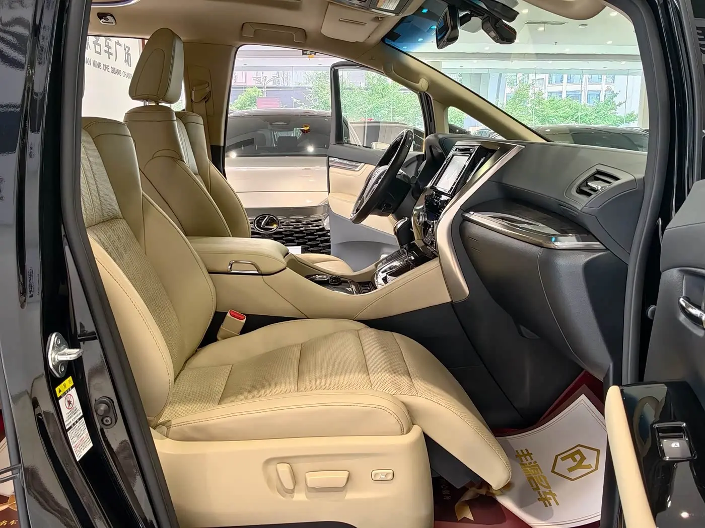 Toyota Alphard 2018 — Photo 7/20