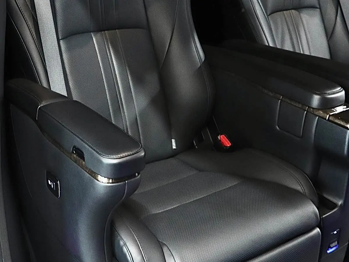 Toyota Vellfire 2023 — Photo 17/20