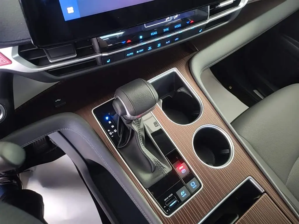Toyota Granvia 2023 — Photo 14/20