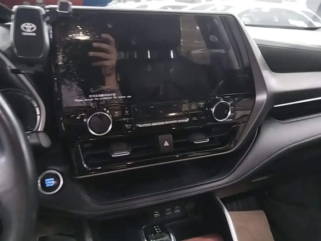 Toyota Highlander 2023 — Photo 13/20
