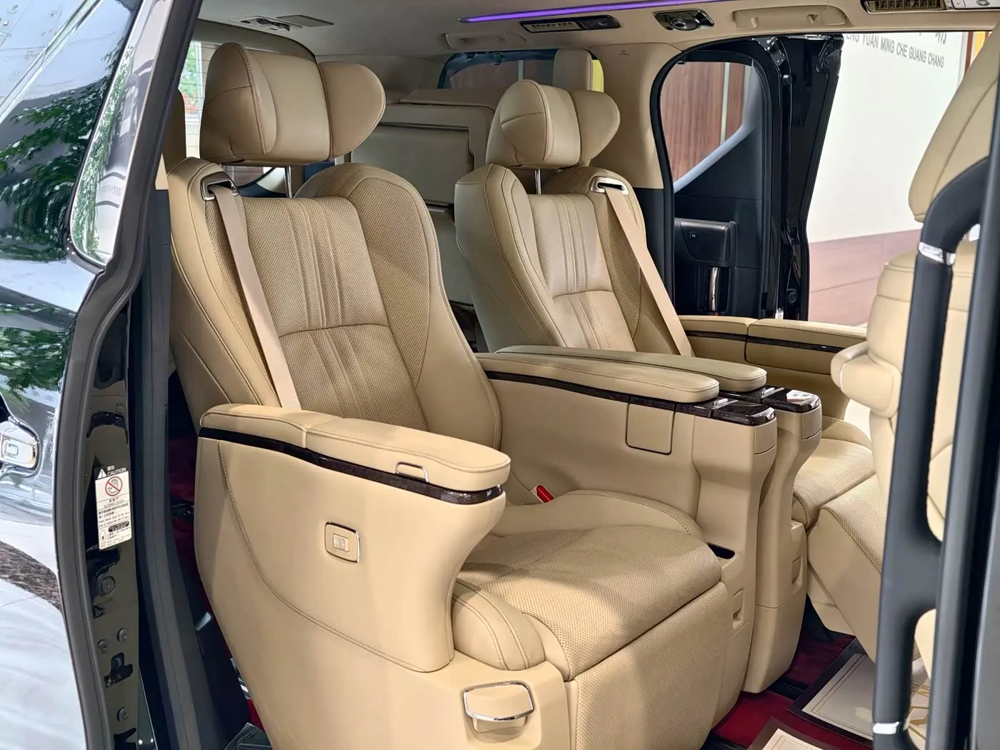 Toyota Alphard 2018 — Photo 9/20