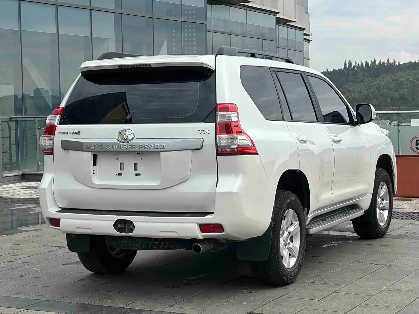 Toyota Prado 2017 — Photo 10/14